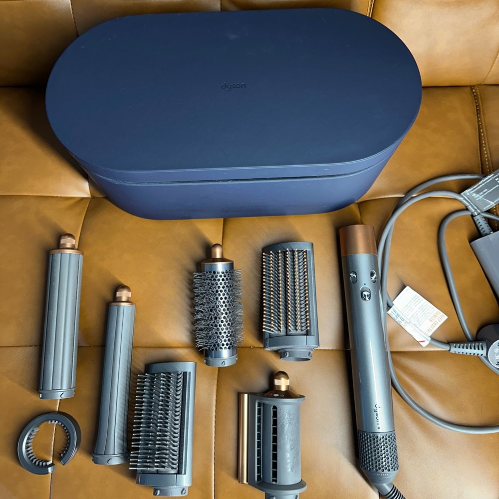 Dyson Airwrap Hair Styling Set WORKS LIKE NEW! 6 Dyson attachments + diffuser.